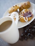 Koffie en een gebakje stock afbeeldingen Koffie en een gebakje stock afbeeldingen