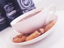 Koffie en koekjestijd royalty-vrije stock afbeeldingen Koffie en koekjestijd royalty-vrije stock afbeeldingen