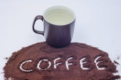 Koffie in koffiedik met bruine mok wordt gespeld die stock afbeelding Koffie in koffiedik met bruine mok wordt gespeld die stock afbeelding