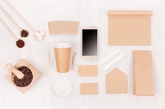 Koffie meeneem vastgesteld model voor merk - pakpapierkop, lege telefoon, notitieboekje, pakket, etiket, mortier met bonen, suike royalty-vrije stock foto Koffie meeneem vastgesteld model voor merk - pakpapierkop, lege telefoon, notitieboekje, pakket, etiket, mortier met bonen, suike royalty-vrije stock foto