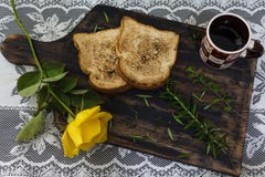 Koffie, toost en rozen, romantisch ontbijt op Valentine' s Dag Gediend op een houten raad met exemplaarruimte royalty-vrije stock afbeeldingen Koffie, toost en rozen, romantisch ontbijt op Valentine' s Dag Gediend op een houten raad met exemplaarruimte royalty-vrije stock afbeeldingen