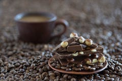 Koffiebonen en zwarte chocolade dichte omhooggaand royalty-vrije stock foto's Koffiebonen en zwarte chocolade dichte omhooggaand royalty-vrije stock foto's