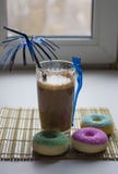 Koffiedrank met gekleurd donuts stock foto Koffiedrank met gekleurd donuts stock foto