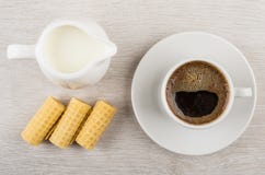 Koffiekop, melk in kruik, wafeltjebroodjes op houten lijst royalty-vrije stock foto Koffiekop, melk in kruik, wafeltjebroodjes op houten lijst royalty-vrije stock foto