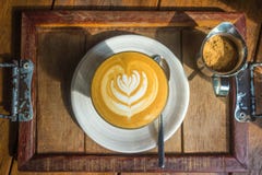 Koffiekop met ochtendzonlicht op houten lijstachtergrond royalty-vrije stock foto Koffiekop met ochtendzonlicht op houten lijstachtergrond royalty-vrije stock foto