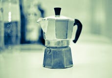 Koffiepauze met Italiaanse de energiecafeïne van de mokagoedemorgen blac royalty-vrije stock foto Koffiepauze met Italiaanse de energiecafeïne van de mokagoedemorgen blac royalty-vrije stock foto