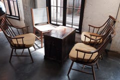 Koffietafel en stoelen dichtbij vensters met zolderstijl royalty-vrije stock foto's Koffietafel en stoelen dichtbij vensters met zolderstijl royalty-vrije stock foto's