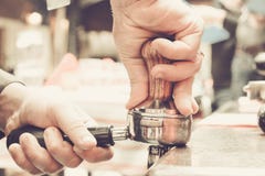 Koffievoorbereiding door Barista in de Koffie royalty-vrije stock afbeeldingen Koffievoorbereiding door Barista in de Koffie royalty-vrije stock afbeeldingen
