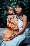 Kogi członka plemienna matka z jego nowonarodzonym synem fotografia stock Kogi członka plemienna matka z jego nowonarodzonym synem fotografia stock