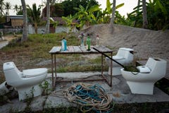 Koh Lipe Thailand - Februari 20, 2019: Improviserad stång med toalettplatser och alkohol på tabellen fotografering för bildbyråer Koh Lipe Thailand - Februari 20, 2019: Improviserad stång med toalettplatser och alkohol på tabellen fotografering för bildbyråer