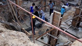 Koh Samui, Tailândia 18 de julho de 2014 Trabalhadores manuais video estoque Koh Samui, Tailândia 18 de julho de 2014 Trabalhadores manuais video estoque
