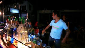 Koh Samui Tajlandia 2014 Lipiec 18 Barman robić a zdjęcie wideo Koh Samui Tajlandia 2014 Lipiec 18 Barman robić a zdjęcie wideo