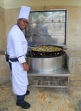 Kok klaar om paella bij de Grote Bavaro toevlucht van Iberostar in Punta Cana, Dominicaanse Republiek te dienen royalty-vrije stock foto's Kok klaar om paella bij de Grote Bavaro toevlucht van Iberostar in Punta Cana, Dominicaanse Republiek te dienen royalty-vrije stock foto's