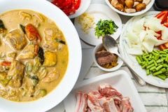 Kokta currygrisköttstöd på trätabellen arkivbilder Kokta currygrisköttstöd på trätabellen arkivbilder