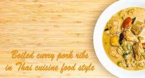 Kokta currygrisköttstöd på trätabellen royaltyfri bild Kokta currygrisköttstöd på trätabellen royaltyfri bild