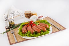 Kokta korvar med tomater, gurkor och gräsplaner Tjänat som med svart eller vitt bröd royaltyfri foto Kokta korvar med tomater, gurkor och gräsplaner Tjänat som med svart eller vitt bröd royaltyfri foto
