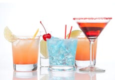 Koktajlu czerwonego alkoholu cocktailini koktajli/lów kosmopolityczny szkło a zdjęcia royalty free Koktajlu czerwonego alkoholu cocktailini koktajli/lów kosmopolityczny szkło a zdjęcia royalty free
