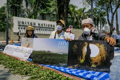 Kol-avfyrade kraftverkpersoner som protesterar i Thailand royaltyfri fotografi Kol-avfyrade kraftverkpersoner som protesterar i Thailand royaltyfri fotografi