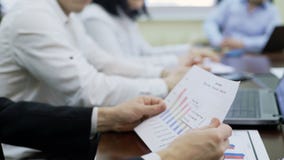 Kollegen, die Daten im Geschäftstreffen, Statistikdiagramme teilend, Team besprechen stock video footage Kollegen, die Daten im Geschäftstreffen, Statistikdiagramme teilend, Team besprechen stock video footage