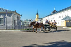 Kolomna, Россия - 11-ое августа 2018 Экипаж с кучерами и туристами нося лошади вниз по улице старого городка стоковое изображение rf Kolomna, Россия - 11-ое августа 2018 Экипаж с кучерами и туристами нося лошади вниз по улице старого городка стоковое изображение rf