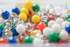 Kolorowe pchnięcie szpilki lub thumbtacks, zakończenie w górę obrazy royalty free Kolorowe pchnięcie szpilki lub thumbtacks, zakończenie w górę obrazy royalty free