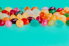 Kolorowi bobowi słodcy cukierki na turkusowego błękita tle 2 forsują pisklęca pojęcia Easter jajek kwiatów trawa malujących umies obrazy royalty free Kolorowi bobowi słodcy cukierki na turkusowego błękita tle 2 forsują pisklęca pojęcia Easter jajek kwiatów trawa malujących umies obrazy royalty free