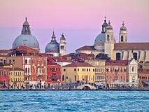 Kolorowi budynki w Venice podczas zmierzchu zdjęcia stock Kolorowi budynki w Venice podczas zmierzchu zdjęcia stock