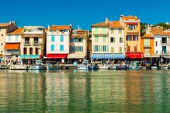 Kolorowi domy stary port Cassis miasteczko, Provence, Francja obraz stock Kolorowi domy stary port Cassis miasteczko, Provence, Francja obraz stock