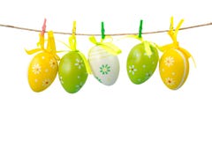 Kolorowi Easter jajka wiesza na arkanie, odizolowywającej na białym tle Obraz Royalty Free Kolorowi Easter jajka wiesza na arkanie, odizolowywającej na białym tle Obraz Royalty Free