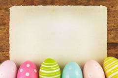 Kolorowi malujący Easter jajka z pustym papierem ciąć na arkusze fotografia stock Kolorowi malujący Easter jajka z pustym papierem ciąć na arkusze fotografia stock