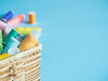 Kolorowi szy guziki i nić w drewnianym pudełku na błękitnym tle Obrazy Stock Kolorowi szy guziki i nić w drewnianym pudełku na błękitnym tle Obrazy Stock