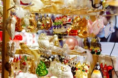 Kolorowi zakończenie szczegóły boże narodzenie jarmark up wprowadzać na rynek Piłek dekoracje dla sprzedaży Xmas rynek w Niemcy z obrazy royalty free Kolorowi zakończenie szczegóły boże narodzenie jarmark up wprowadzać na rynek Piłek dekoracje dla sprzedaży Xmas rynek w Niemcy z obrazy royalty free