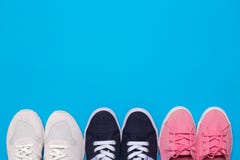 Kolorowy buta odgórny widok Set różni sneakers na błękitnym tle, kopii przestrzeń zdjęcia stock Kolorowy buta odgórny widok Set różni sneakers na błękitnym tle, kopii przestrzeń zdjęcia stock
