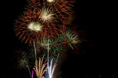 Kolorowy firewok przy Internationa fajerwerku festiwalem w Pattay obrazy stock Kolorowy firewok przy Internationa fajerwerku festiwalem w Pattay obrazy stock