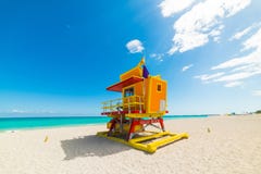 Kolorowy ratownika wierza pod jasnym niebem w Miami plaży zdjęcie royalty free Kolorowy ratownika wierza pod jasnym niebem w Miami plaży zdjęcie royalty free