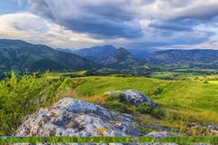 Kolorowy wysokogórski krajobraz z zieloną doliną, górami i chmurą, fotografia stock Kolorowy wysokogórski krajobraz z zieloną doliną, górami i chmurą, fotografia stock