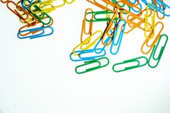 Kolorów Paperclips biały tło odizolowywający obraz stock Kolorów Paperclips biały tło odizolowywający obraz stock
