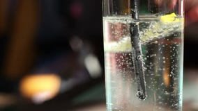 Kolsyrat vattenexponeringsglas stock video Kolsyrat vattenexponeringsglas stock video