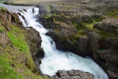 Kolufossar, ein Wasserfall in Island an der Kolugljufur-Schlucht Lange Berührung lizenzfreie stockbilder Kolufossar, ein Wasserfall in Island an der Kolugljufur-Schlucht Lange Berührung lizenzfreie stockbilder