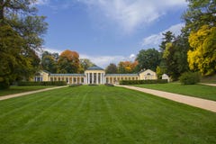 Kolumnada wody mineralnej wiosna Ferdinand w małym zachodnim Artystycznym zdroju grodzki Marianske Lazne Marienbad - republika cz obrazy stock Kolumnada wody mineralnej wiosna Ferdinand w małym zachodnim Artystycznym zdroju grodzki Marianske Lazne Marienbad - republika cz obrazy stock