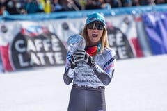 Kombinezonu FIS G Alpejski narciarski Super zwycięzca USA Mikaela Shiffrin świętuje gdy trzyma krystalicznego kuli ziemskiej trof fotografia stock Kombinezonu FIS G Alpejski narciarski Super zwycięzca USA Mikaela Shiffrin świętuje gdy trzyma krystalicznego kuli ziemskiej trof fotografia stock