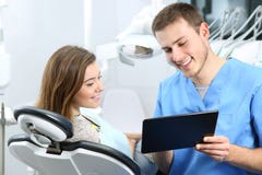 Kommentierende Behandlungen des Zahnarztes und des Patienten in einer Tablette stockfoto Kommentierende Behandlungen des Zahnarztes und des Patienten in einer Tablette stockfoto