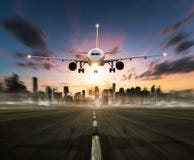 Kommersiell flygplanlandning för passagerare på landningsbana arkivbild Kommersiell flygplanlandning för passagerare på landningsbana arkivbild