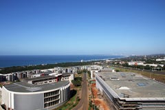 Kommerzielle städtische Küstenlandschaft gegen blaue Durban-Stadt Skyl stockfoto Kommerzielle städtische Küstenlandschaft gegen blaue Durban-Stadt Skyl stockfoto