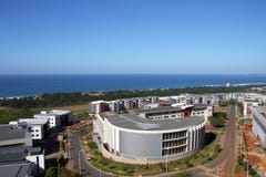 Kommerzielle städtische Küstenlandschaft gegen blaue Durban-Stadt Skyl stockbild Kommerzielle städtische Küstenlandschaft gegen blaue Durban-Stadt Skyl stockbild