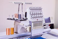 Kompakt broderimaskin för 12 visare Industriell broderi arkivfoton Kompakt broderimaskin för 12 visare Industriell broderi arkivfoton