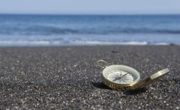 Kompass auf dem Strand stockfoto Kompass auf dem Strand stockfoto