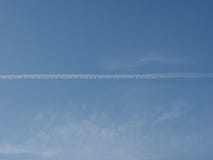 Kondensstreifen im Himmel Lizenzfreies Stockbild Kondensstreifen im Himmel Lizenzfreies Stockbild
