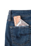 Kondome im Paket in den Jeans Safer Sexkonzept Gesundheitswesenmedizin, Empfängnisverhütung und Geburtenkontrolle stockfotografie Kondome im Paket in den Jeans Safer Sexkonzept Gesundheitswesenmedizin, Empfängnisverhütung und Geburtenkontrolle stockfotografie