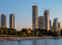 Kondominien entlang den Ufern vom Ontariosee in Toronto, Ontario lizenzfreie stockfotografie Kondominien entlang den Ufern vom Ontariosee in Toronto, Ontario lizenzfreie stockfotografie